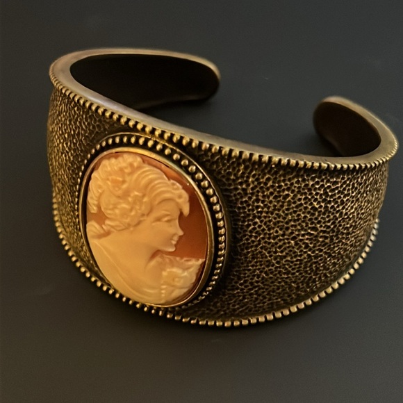 Amedeo cameo cuff bracelet - Picture 10 of 10